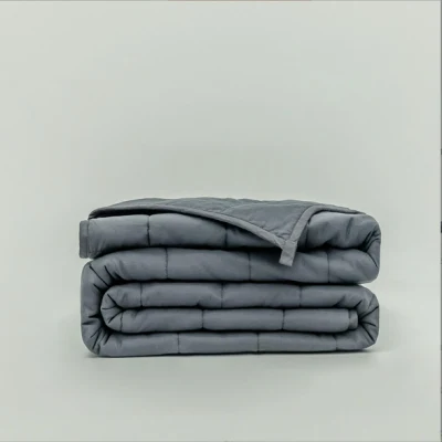 Одеяло из гравитационно-утяжеленного хлопка серого цвета.